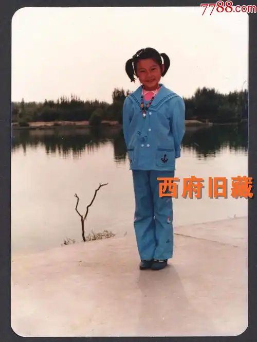 八十年代穿戴蓝色海军服的羊角辫小姑娘