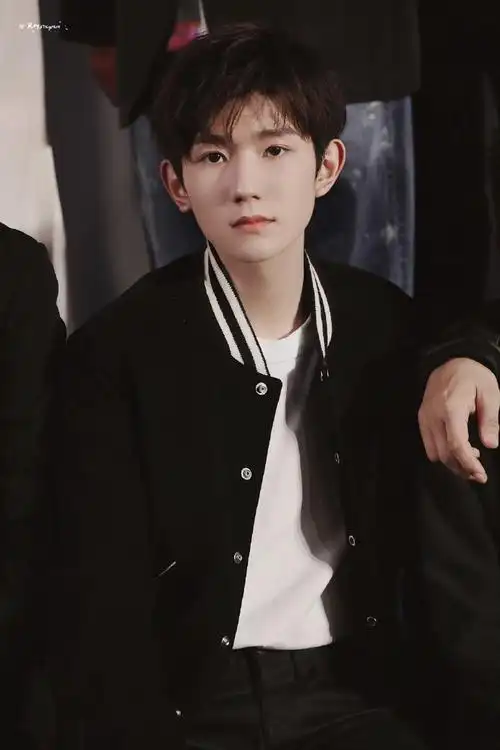 王源棒球服#王源棒球服造型小合集阳光帅气的运动风小源,心动满分