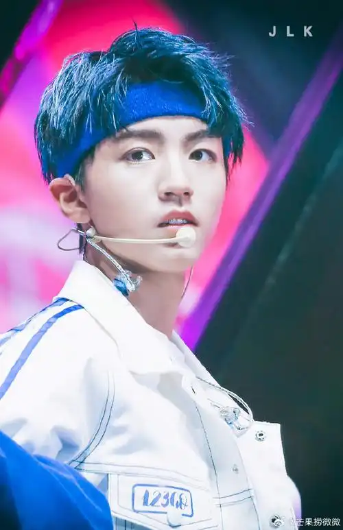 王俊凯今天蓝发