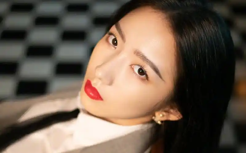 孟美岐灰色西装知性性感图片壁纸