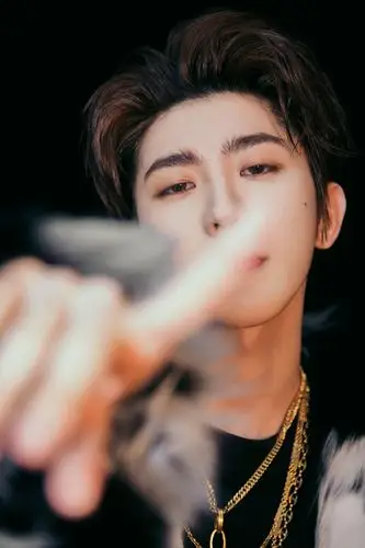 男艺人蔡徐坤黑白风格帅气舞台照