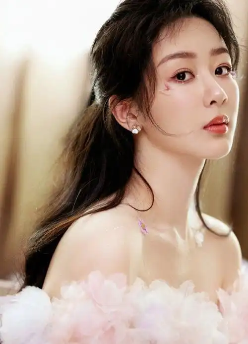 杨紫|杨紫晒剧组美照,童心未泯甜美歪头杀,范丞丞也是个搞笑的人