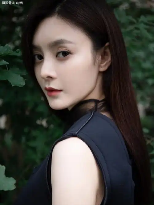 王瑞子身穿黑纱拼接长裙,性感又不失帅气范