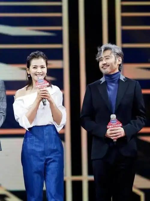 姚晨刘涛演绎中年时尚,黑色裙子各有气质这才叫"高级美"