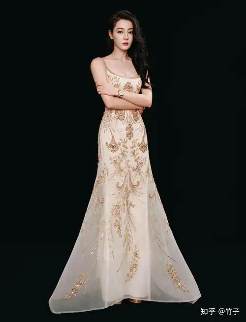 迪丽热巴最新美照,香槟色刺绣礼服裙星眸璀璨优雅至极,热巴好美