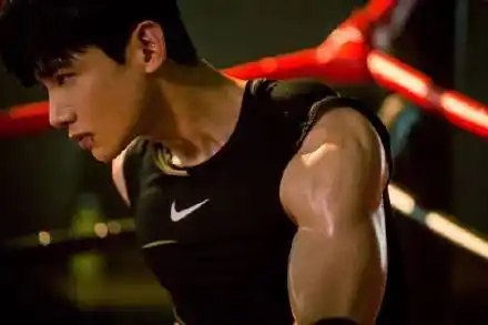 来给肉体饭发福利啦,白敬亭那些年露过的胸肌腹肌肱二头肌……不完全