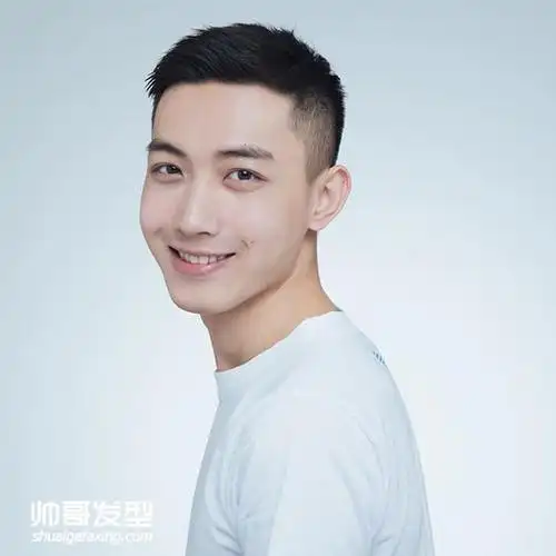 阳光干净的帅哥一头黑色短发 两侧剃光飞机头帅气无比-帅哥图片-帅哥