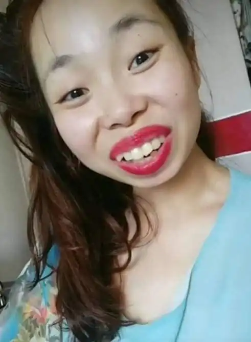 她因扮丑而走红网络,粉丝迅速涨到1千万,真实容貌让网友吐槽_凤凰网