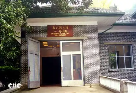 故居中共有房屋18间,陈列物品中有许多是原物,卧室中的床,书桌和衣柜