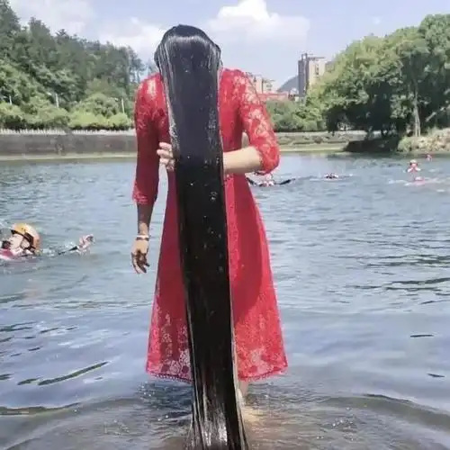 浙江女子一头秀发值10万长度26米相当于一层楼高