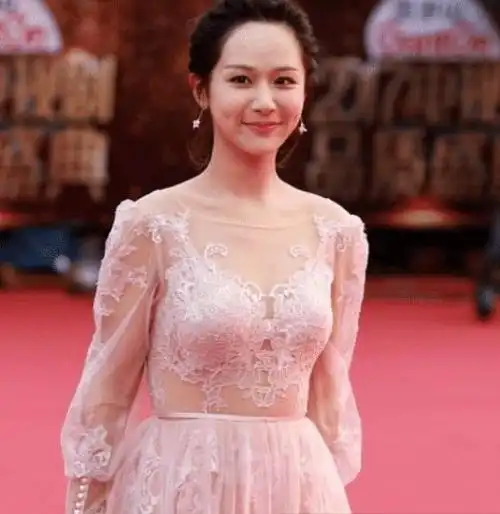 有种放得开叫杨紫的隐形裙明明一丝不露却看得小心脏哐哐跳