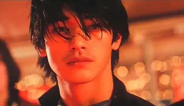 在《堕落天使》里他替死猪按摩,只能用行动与人沟通,不怕头破血流.