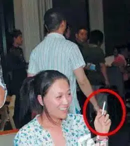 揭秘那些大牌女星抽烟时的样子,告诉你什么叫做风情万种!