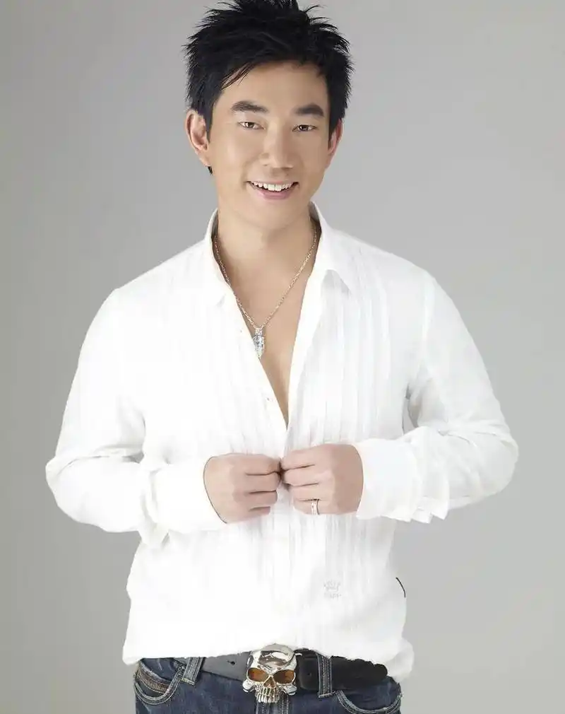 "末代天王"任贤齐:被坑进歌坛,出道30年无绯闻,这才是偶像  在90年代