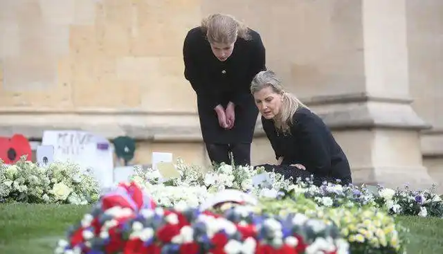 英国女王在亲王葬礼前现身独自开车遛狗身形落寞深情难掩悲痛