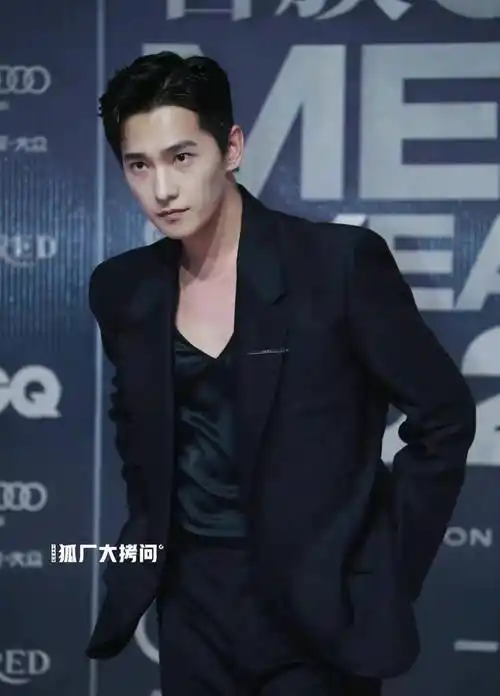 杨洋这张真的看一次惊艳一次,这难道不是从小说里走出来的吗?