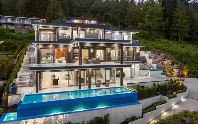 位于加拿大西温哥华的一座现代半山别墅|550 craigmohr dr, west