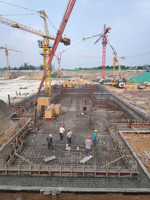 6号楼筏板基础混凝土浇筑中.