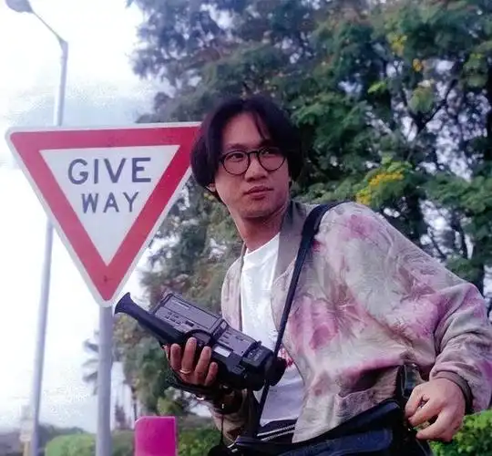 会的一切细节都只能自己来,包括台前幕后的布景装饰,租音响,画海报