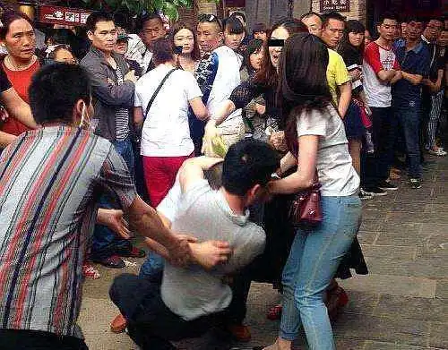 濮阳一邻里之间因矛盾纠纷竟然打架互殴