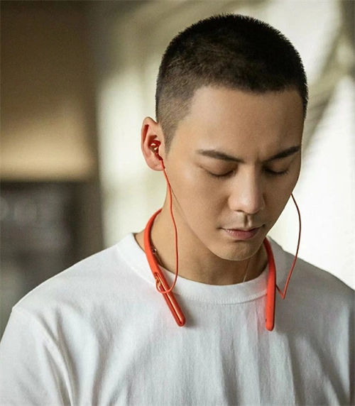 "导读:寸头,每一年都流行的发型.在娱乐圈中,男明星的