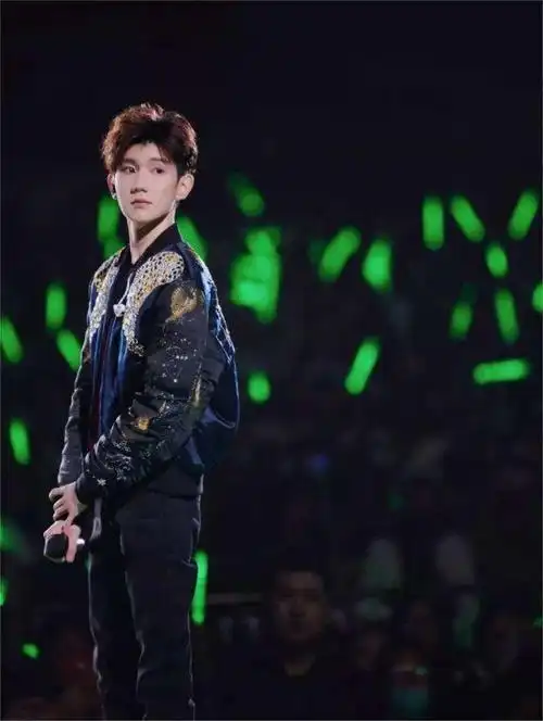 经过这么多年的发展,他取得了极大的成功,而这些作品都是他在tfboys