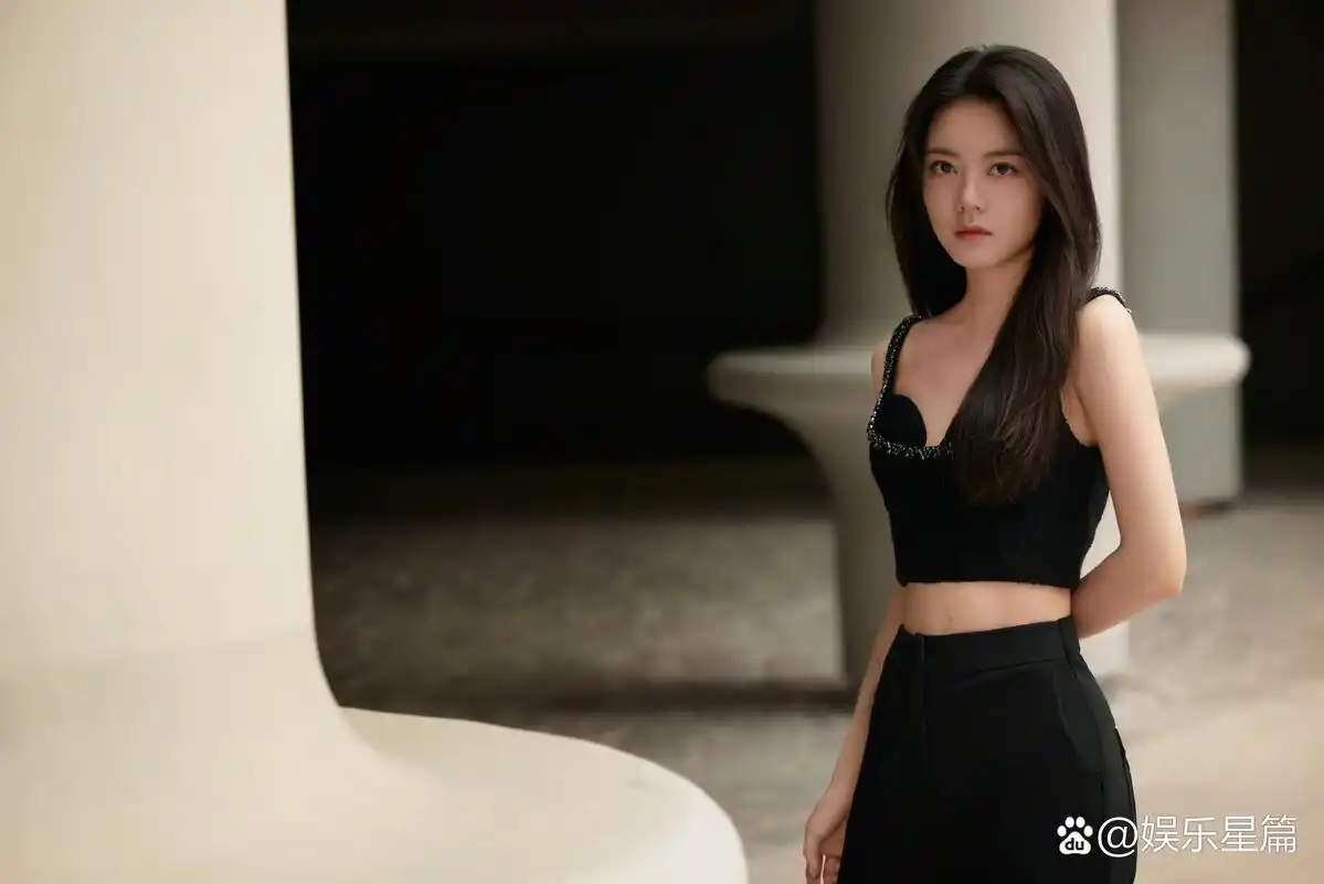 赵今麦# 黑吊带高腰裤造型写真