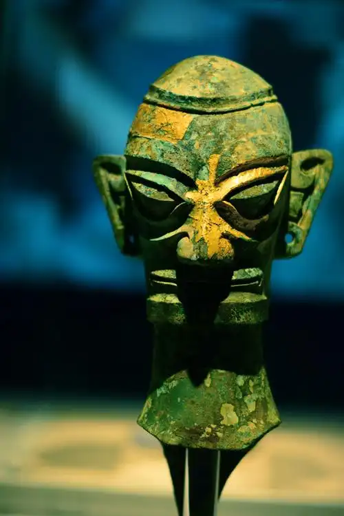 三星堆戴金面具的铜人