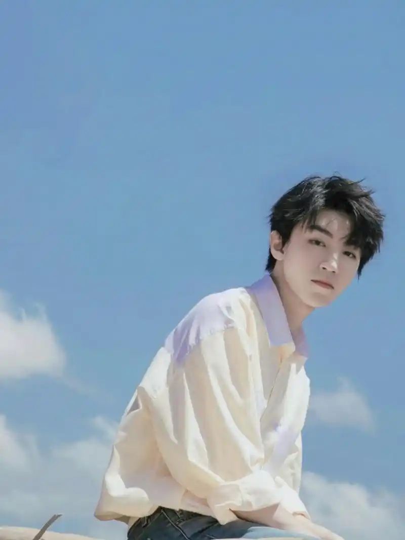 白衣少年王俊凯手机壁纸 #王俊凯# #手机壁纸# #手机壁纸分享# #锁屏