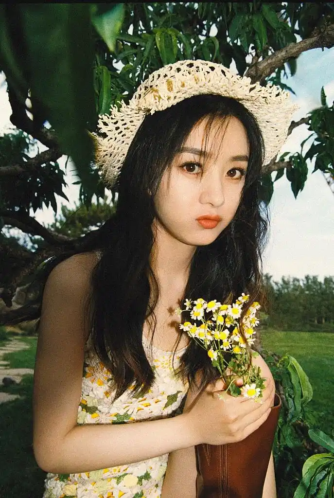 赵丽颖森系大片曝光 甜美纯净宛如林中精灵