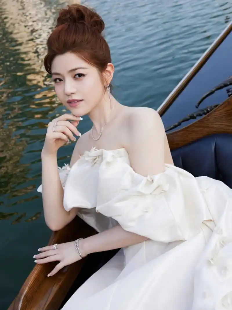 陈妍希纯白花苞抹胸裙