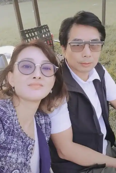 老公同框的视频,当时二人坐在草坪上一起沐浴阳光,牛莉的丈夫打扮尽显