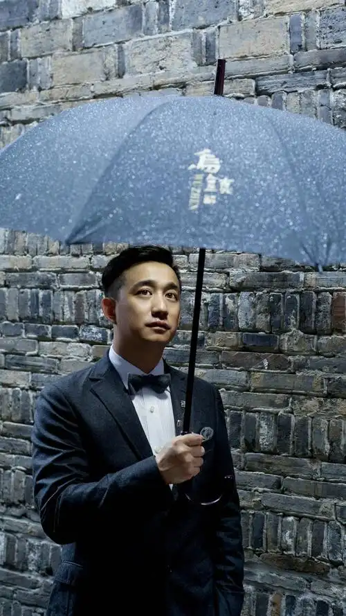 黄磊帅气西装写真