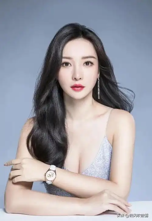 柳岩80年生于湖南,身高162cm,毕业于湖南师范大学.