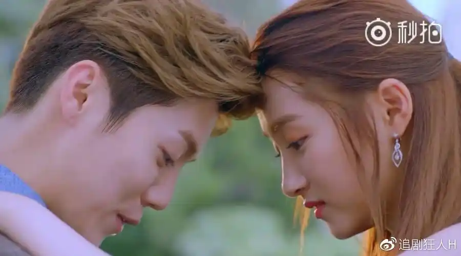 电视剧甜蜜暴击##鹿晗[超话]##关晓彤[超话]#——养眼的正装趴,已眼