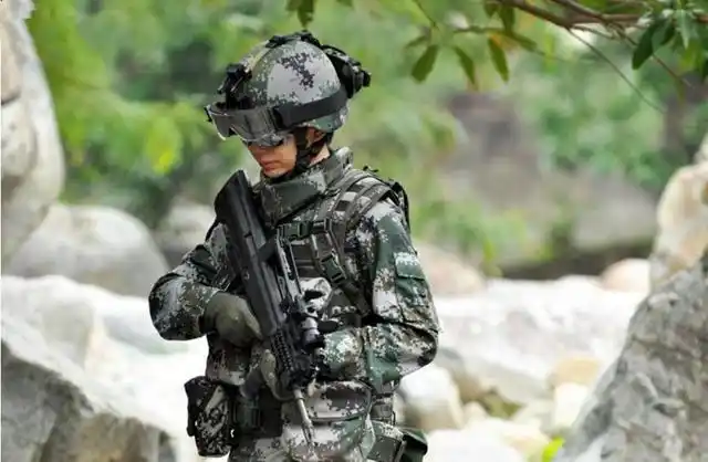 解放军战士在战场上弹匣打完子弹就丢吗