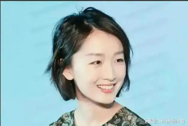 31岁周冬雨真的变漂亮了, 由短发变成长发, 脸型轮廓也变了