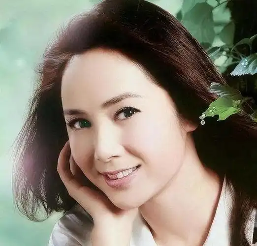 《三月杏花天》中描绘的乡村美丽女子.