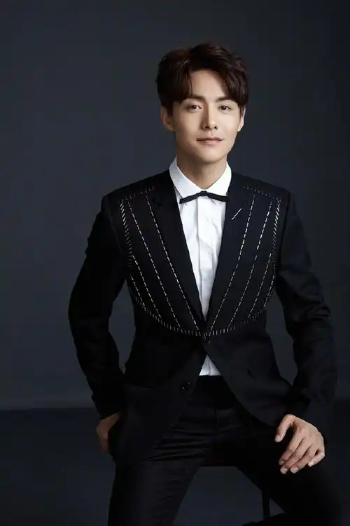 马天宇黑色西装系