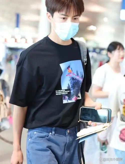马天宇穿黑色t恤现身机场,顺毛造型温柔可爱