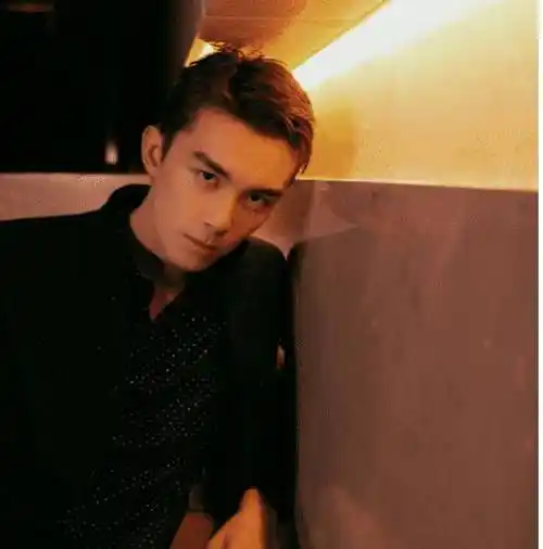 原创吴磊真的长大了换上熟男黑西装后网友以为胡歌又回到19岁