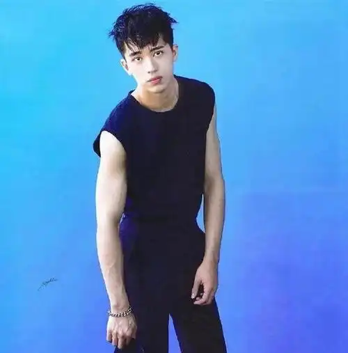 但是看许魏洲这一身肌肉,又不像是那么虚弱的男生,大概是导演和道具师