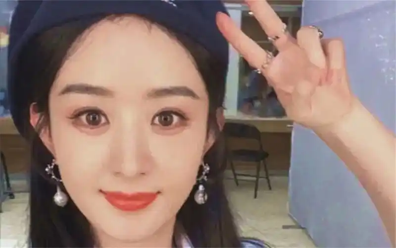 赵丽颖直播化妆,下秒却不慎划掉滤镜美颜,网友看完后疯狂截屏