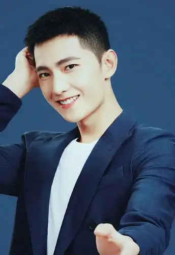 杨洋:愚人节发最新18宫格自拍照片,4月第一天用酷帅形象开启