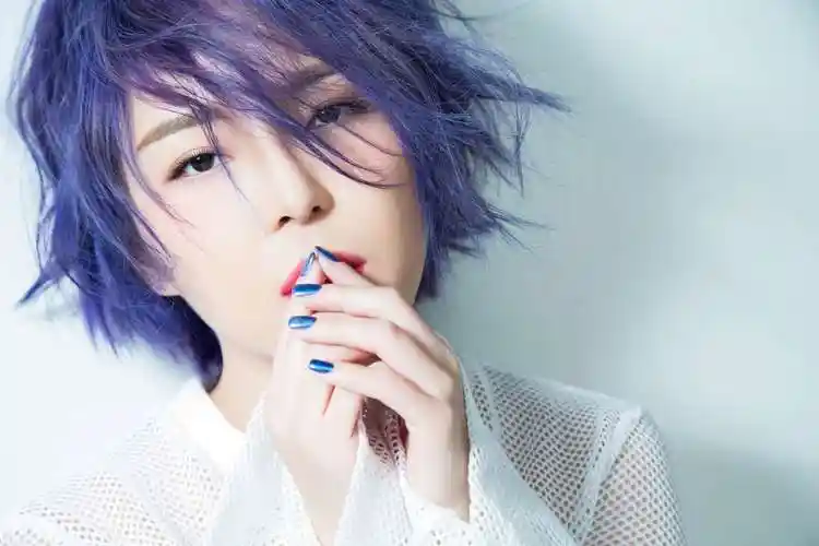 p>崔子格(queena),6月25日出生于新疆乌鲁木齐,中国内地流行女歌手