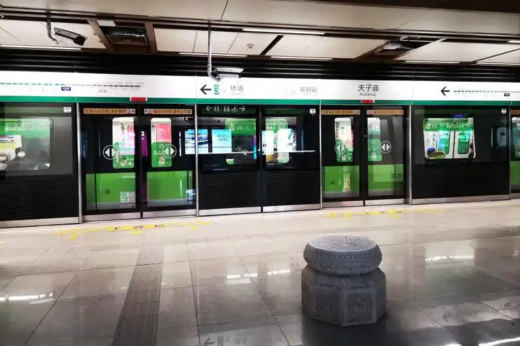 夫子庙地铁站往年春节期间拥挤的人流,现在放眼望去就几个人