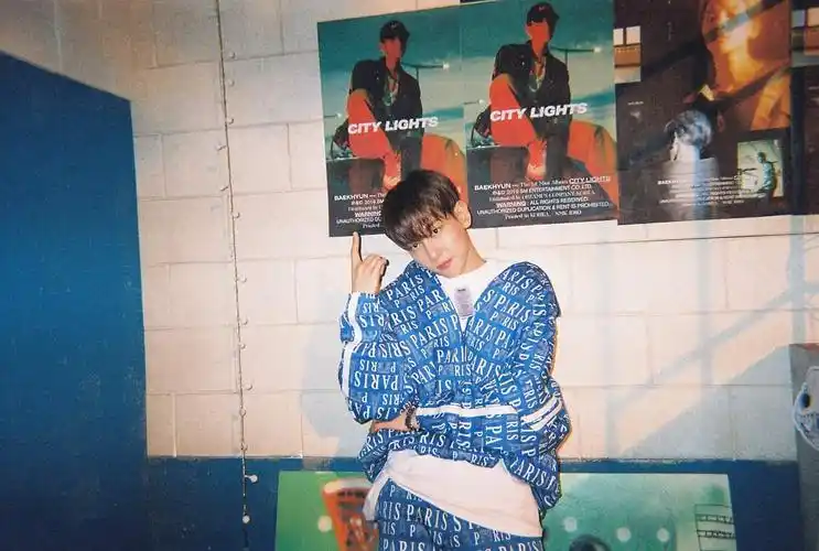 边伯贤《candy》mv拍摄花絮照曝光 化身"糖果男孩"随性自然男友风满满