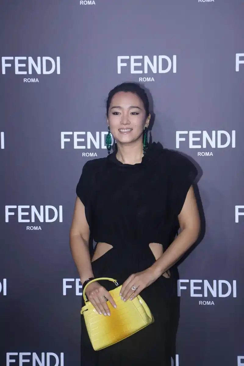 巩俐穿露腰小黑裙出席活动气场强大,她的耳环太抢镜了