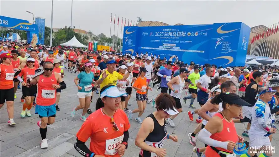 组图2023兰州马拉松鸣枪开跑