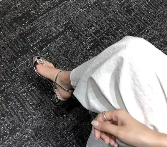 时尚女人日记简约夹脚中跟凉鞋银光闪闪水晶钻石超美